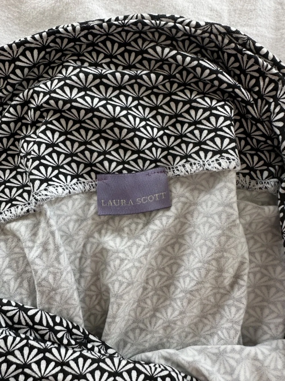 Laura Scott Women's Black and White Midi Skirt Size Large